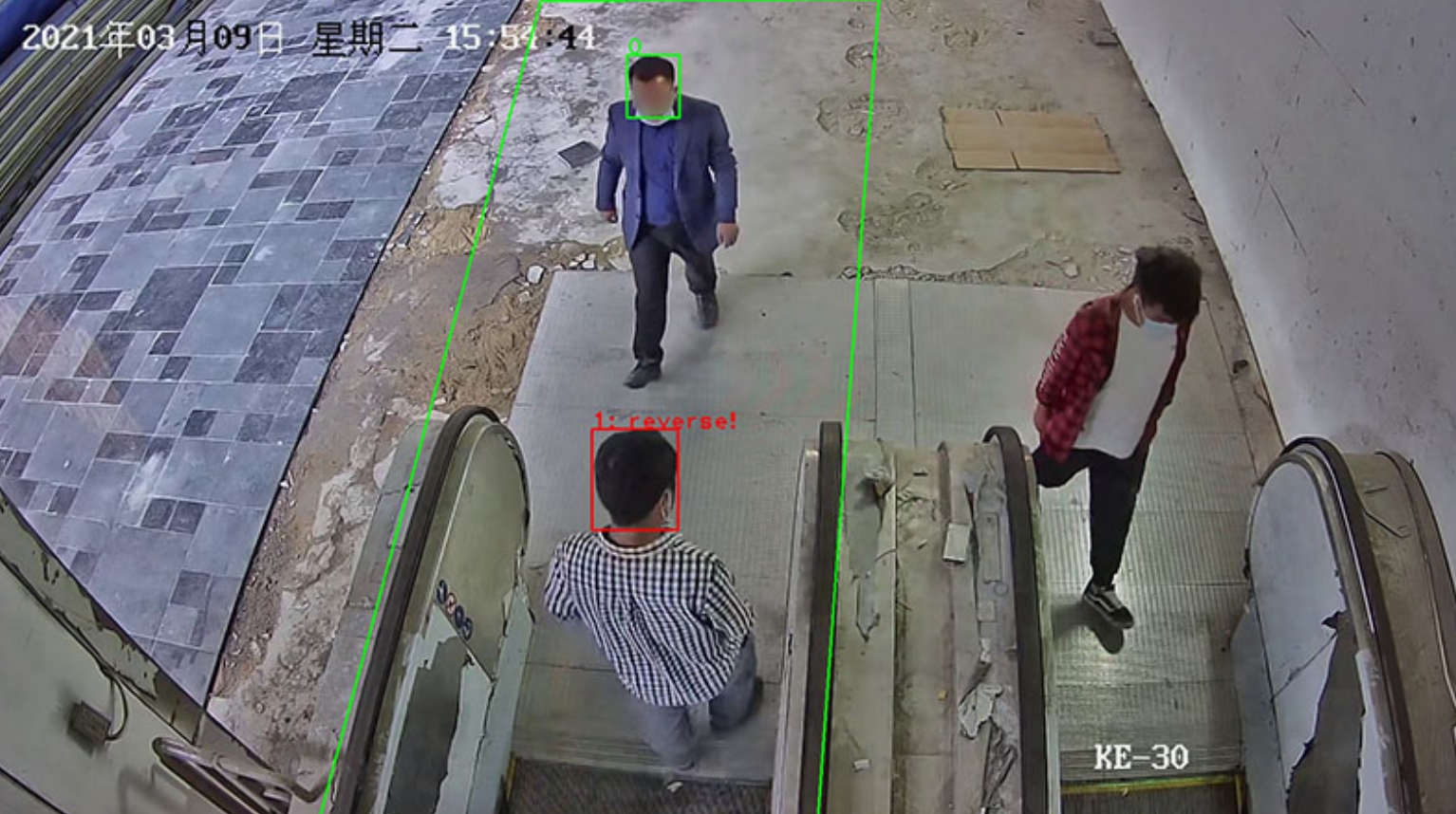 扶梯行人逆行识别